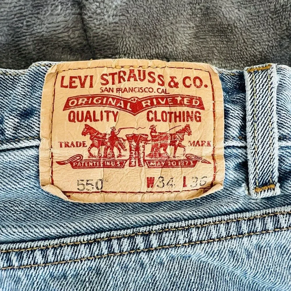 Levis 550 Jeans Men's Size 36 x 34 Light Wash Relaxed Fit Denim Pants *Flaw*